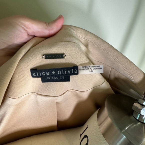 Classic Alice and Olivia Muriel Blazer/Coat with Scrunched Sleeves - Picture 8 of 8